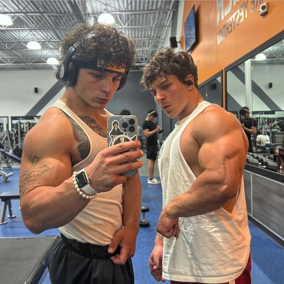 1080x1090 tren twins. Gym photo, Back workout bodybuilding, Fitness inspiration body, Phone