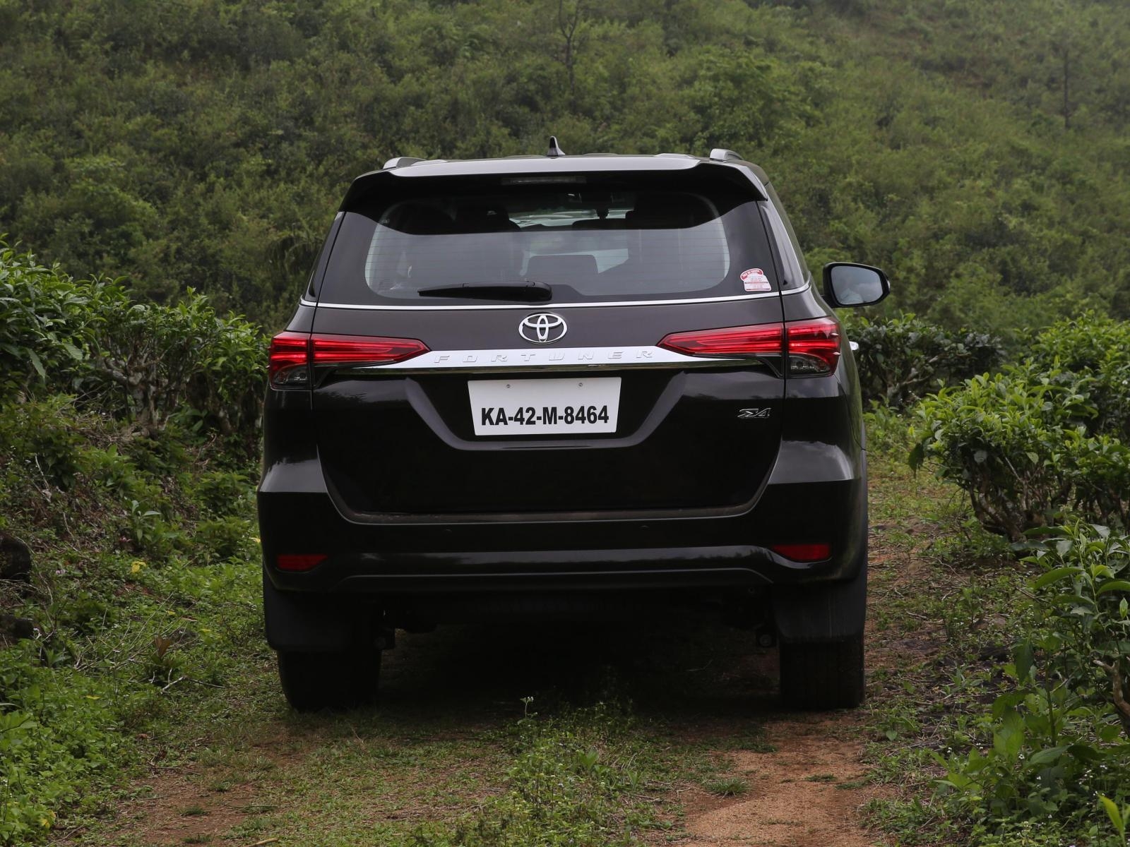 1600x1200 Toyota Fortuner wallpaper, free download, Desktop