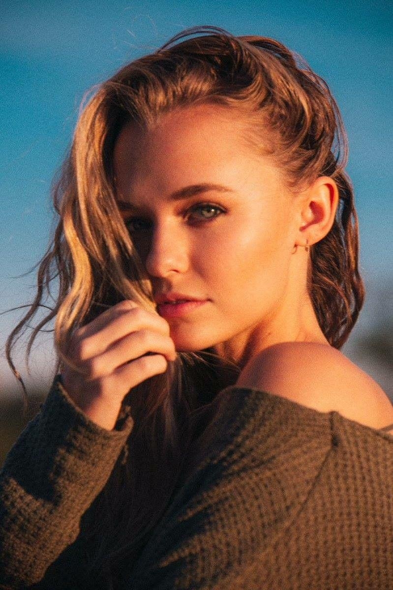 800x1200 Madison Iseman Awesome Profile Pics, Phone