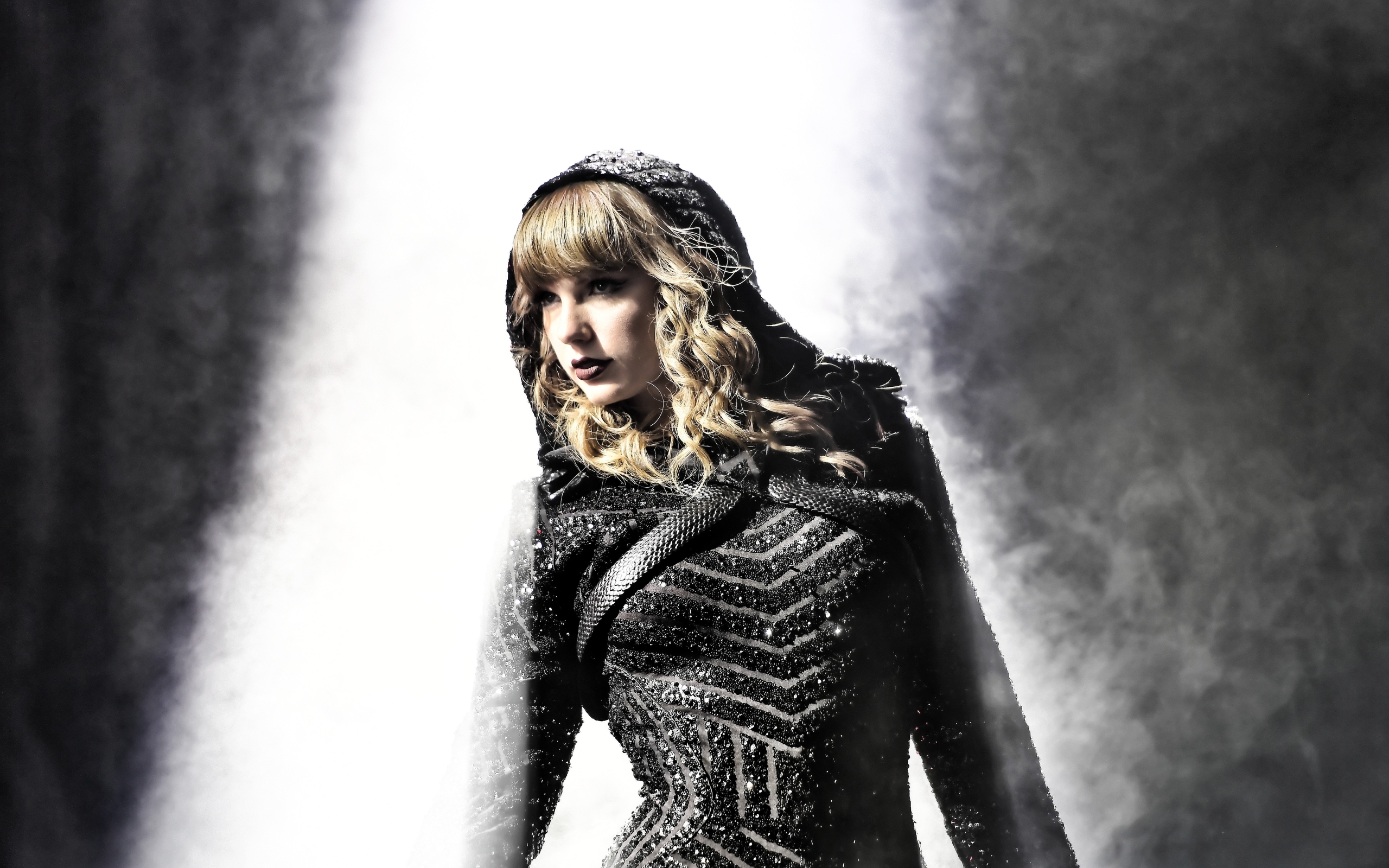 2560x1600 Wallpaper of American, Blonde, Lipstick, Singer, Taylor Swift, Desktop