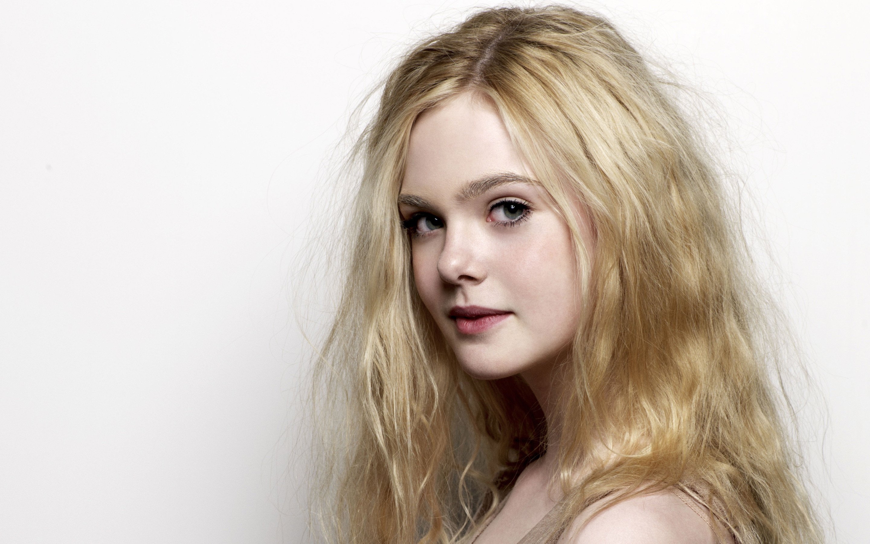 2880x1800 Elle Fanning Wallpaper, Desktop