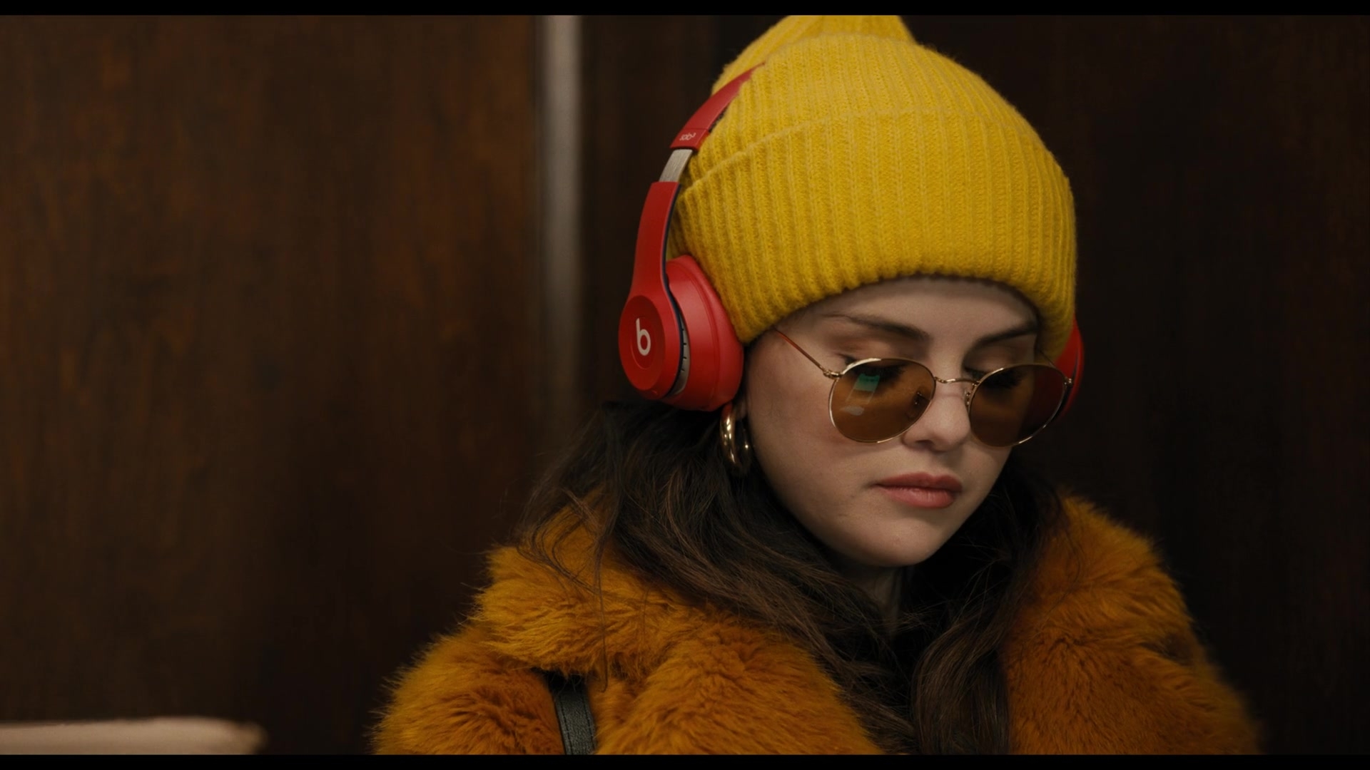 1920x1080 Beats Red Headphones Of Selena Gomez As Mabel Mora In Only Murders In The Building S01E01 True Crime (2021), Desktop