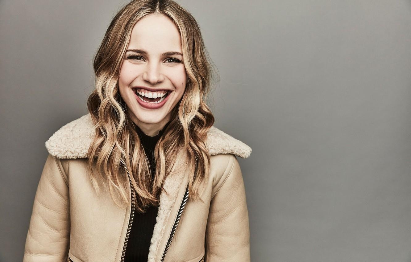 1340x850 Wallpaper smile, actress, Halston Sage image for desktop, Desktop