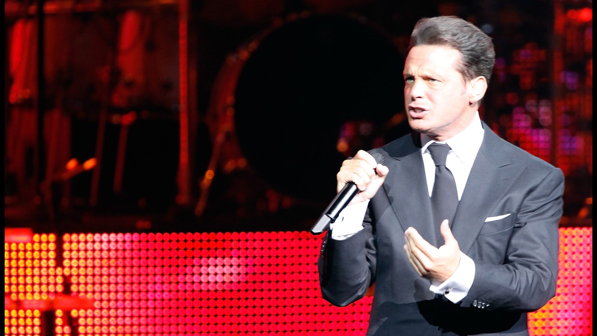 1920x1080 Mexican Singer Luis Miguel Arrested, Desktop