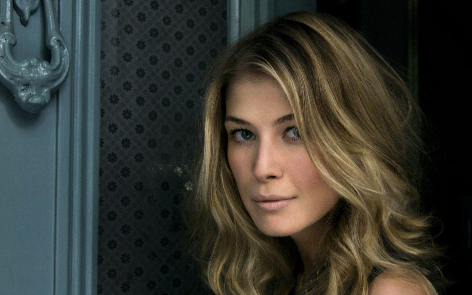 1920x1200 Rosamund Pike HD Wallpaper for desktop download, Desktop