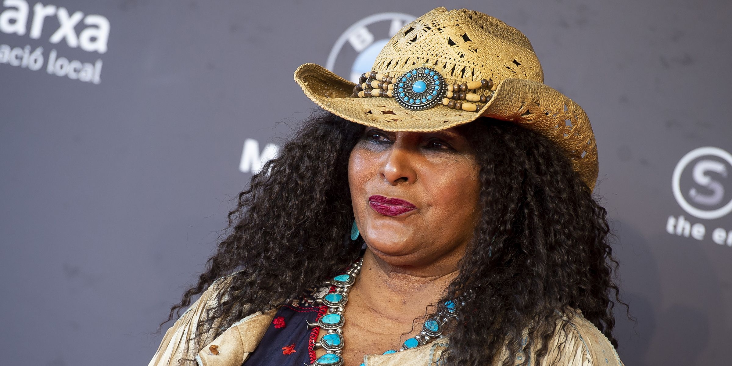 2400x1200 Pam Grier addresses stage 4 cancer rumors, Dual Screen