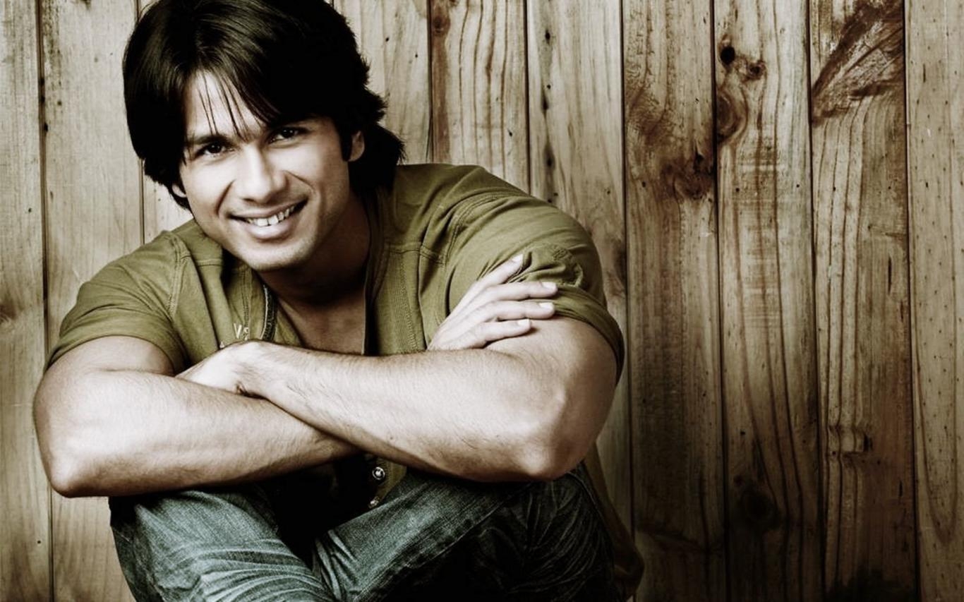 1370x860 Download Bollywood Actors Shahid Kapoor HD Wallpaper, Desktop