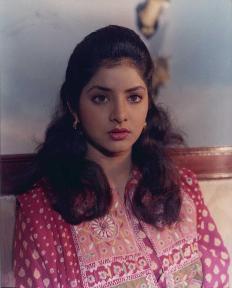 800x1000 Remembering Divya Bharti on her 25th death anniversary, Phone