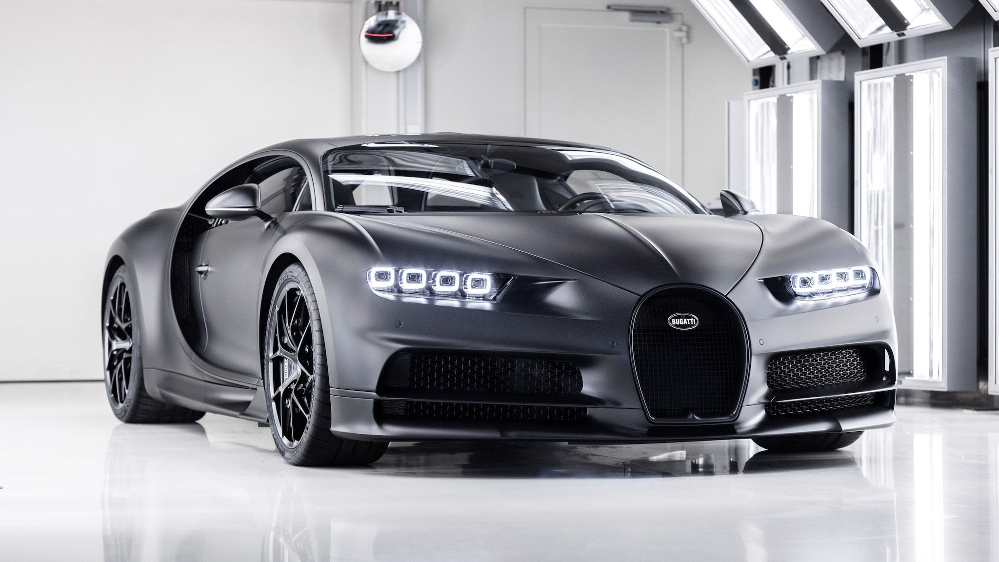 2050x1160 Black Beast: This Is the 250th Bugatti Chiron, Desktop