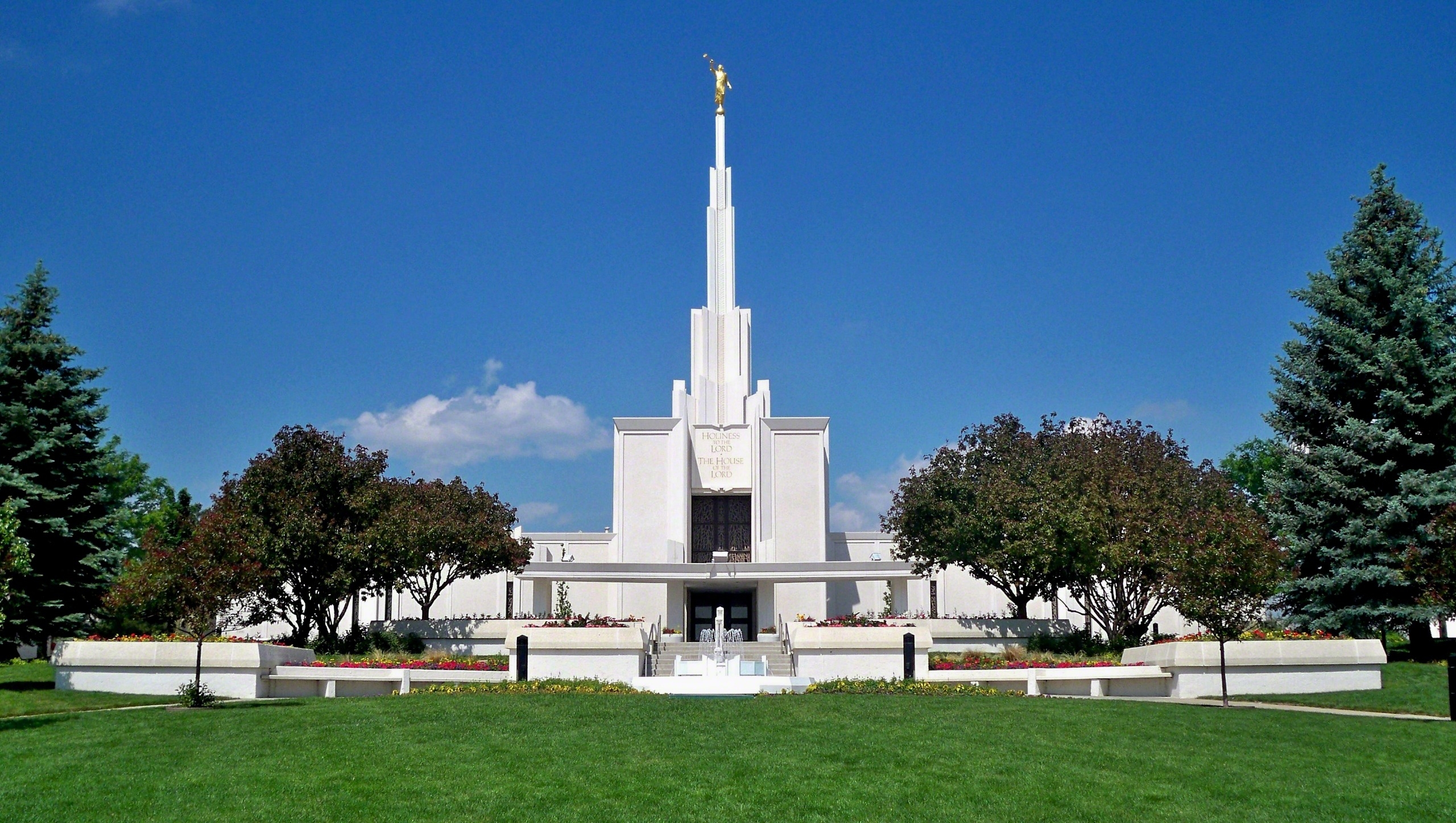 2560x1450 The Denver Colorado Temple and Grounds, Desktop