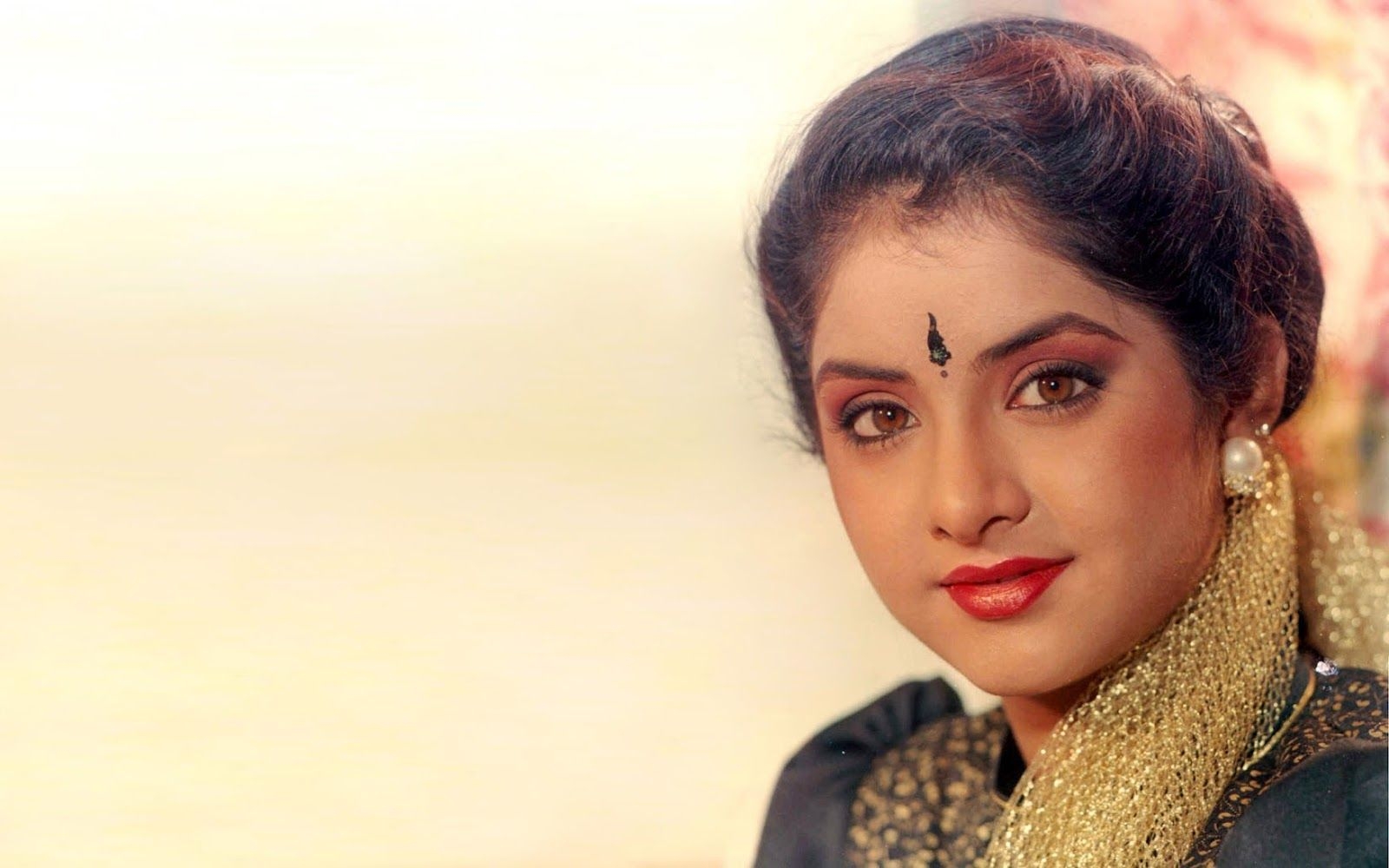 1600x1000 Divya Bharti Wallpaper Free Divya Bharti Background, Desktop