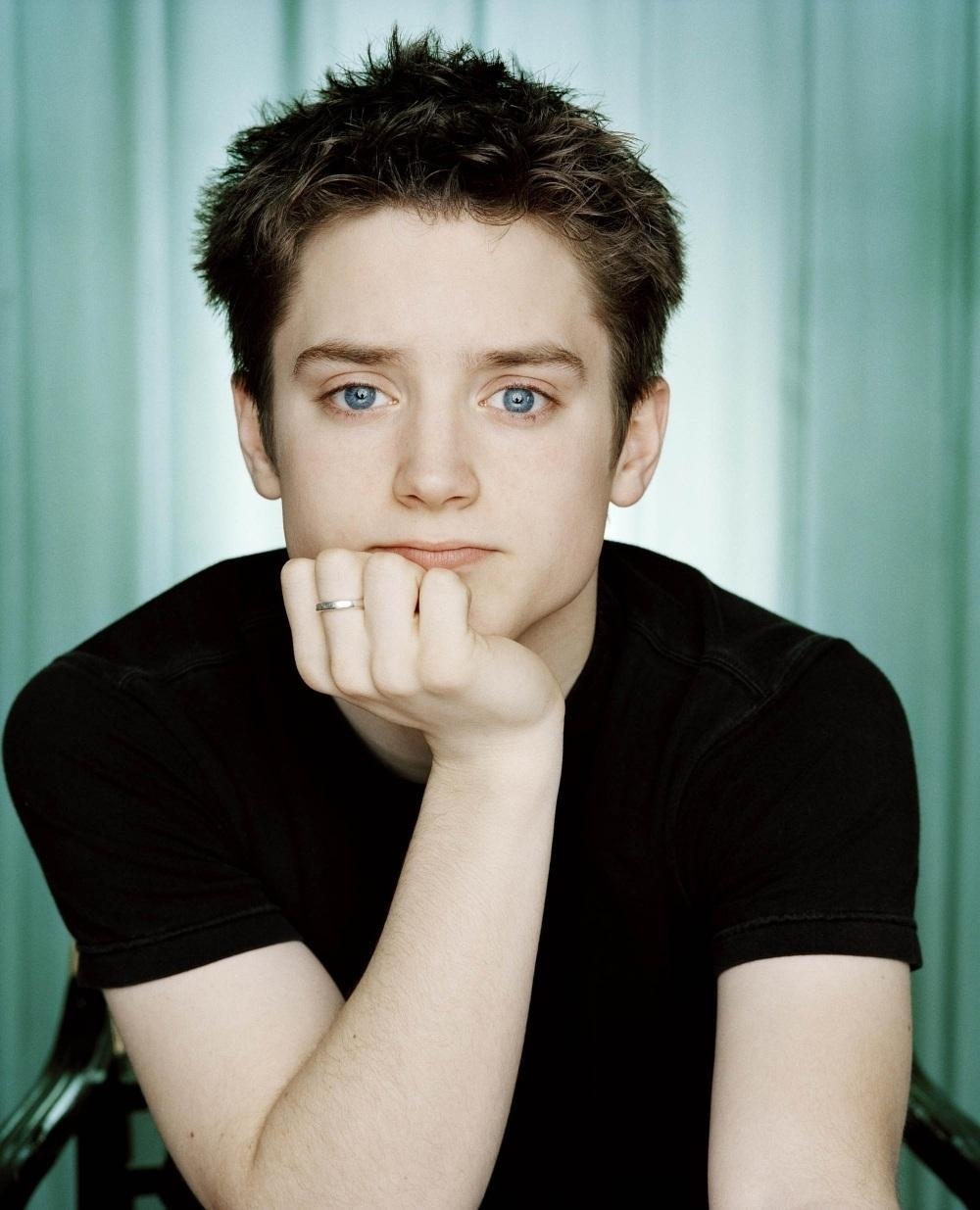 1000x1240 Picture of Elijah Wood, Picture Of Celebrities, Phone