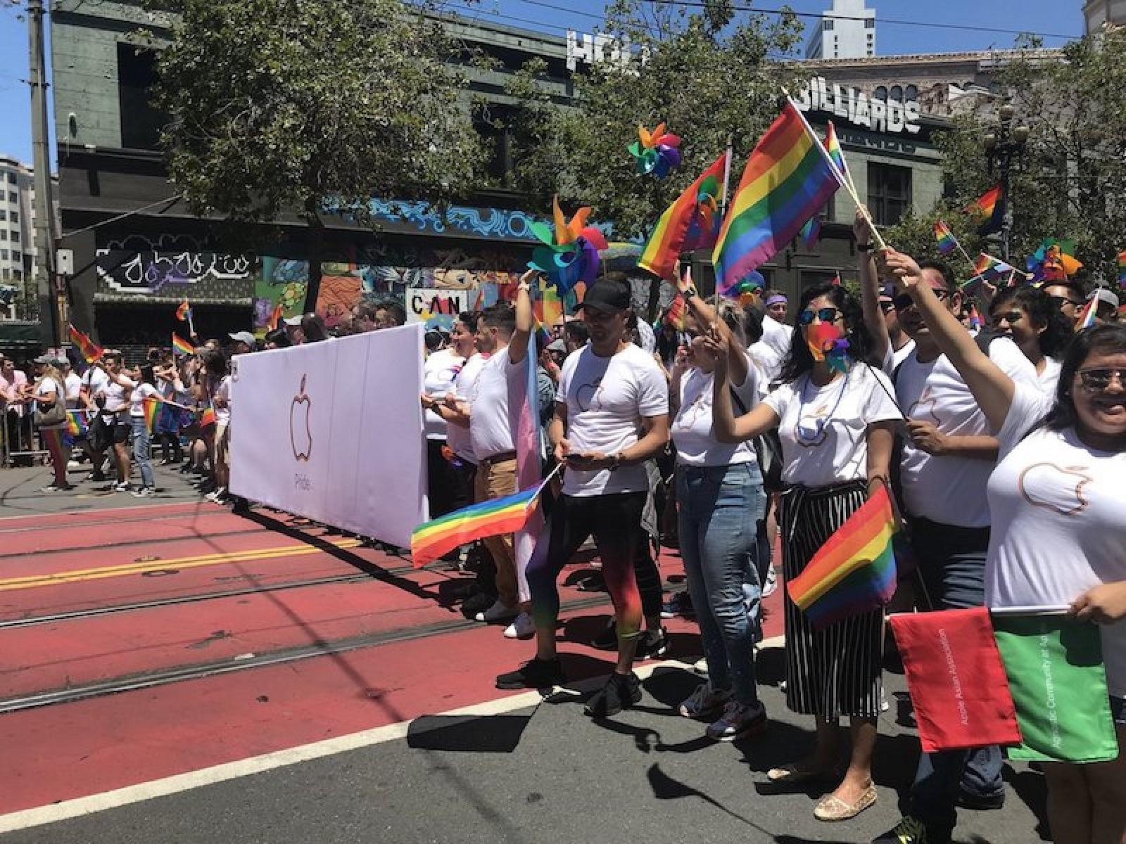 1600x1200 Apple Celebrates Pride in San Francisco Parade, Desktop