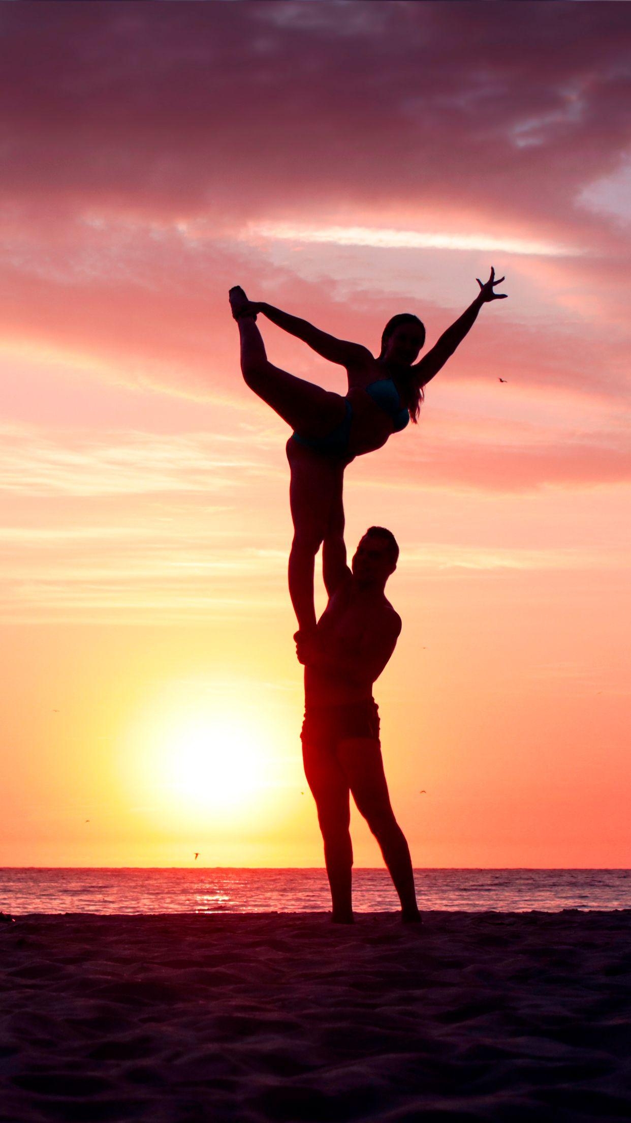 1250x2210 Pareja bailando en la playa al atardecer silueta sombra- couple, Phone