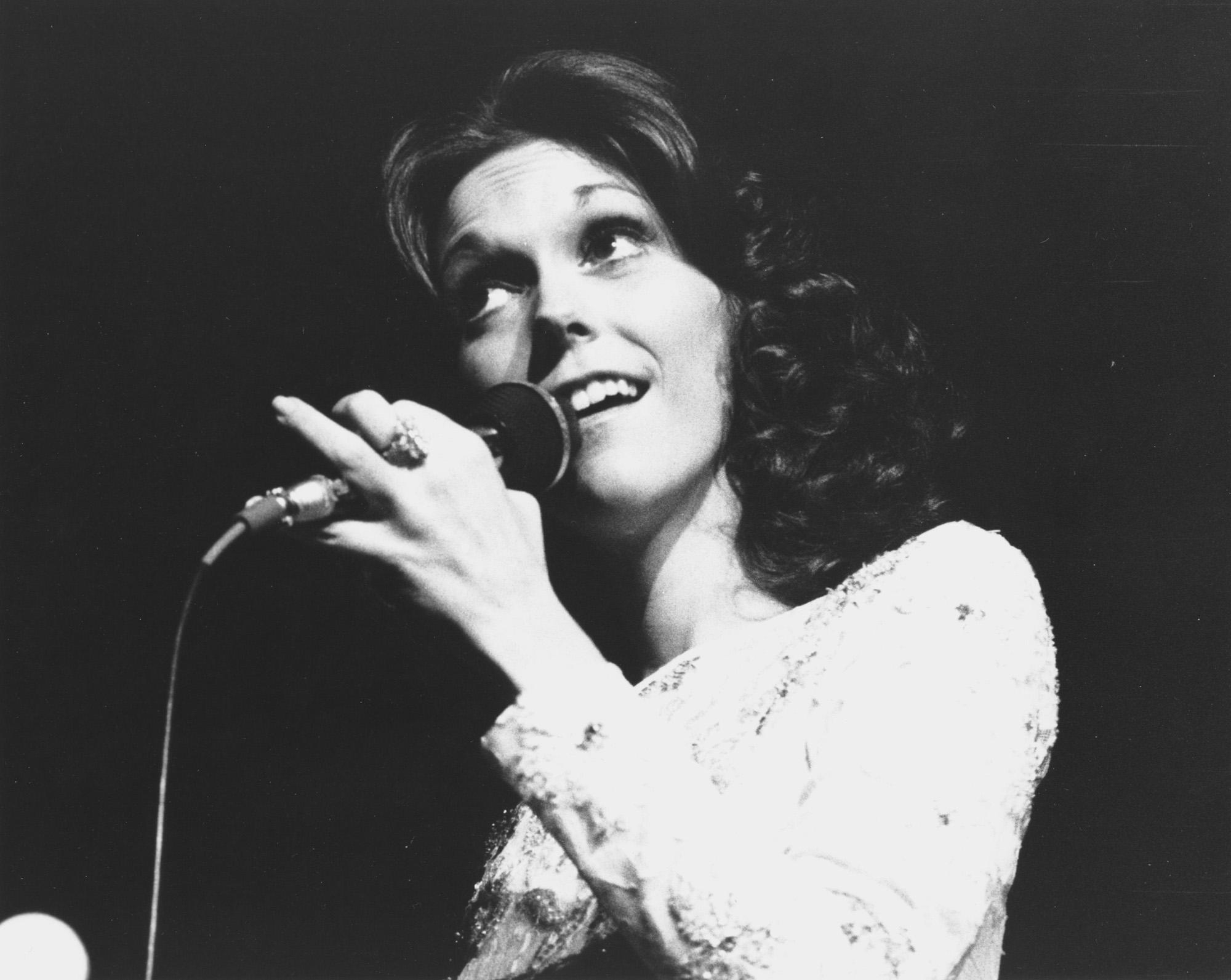 2000x1600 Karen Carpenter HD Wallpaper, Desktop