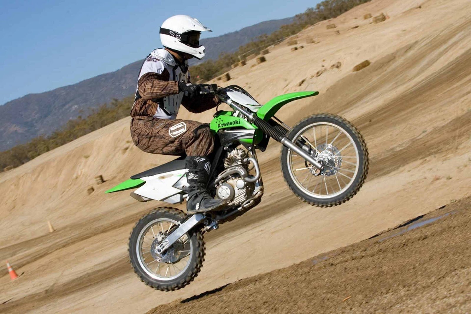 1600x1070 Kawasaki Dirt Bike Image Download, Desktop