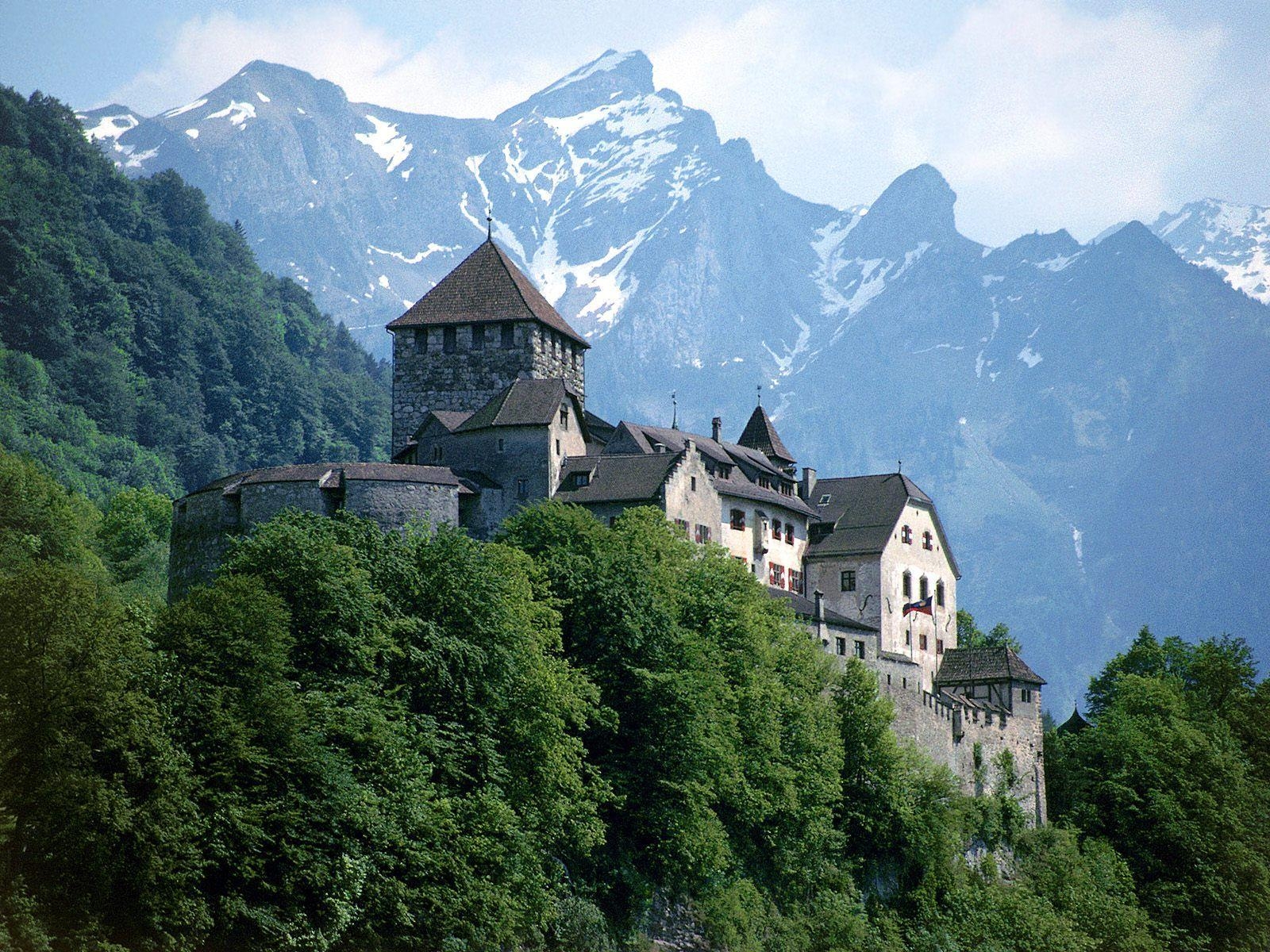 1600x1200 Vaduz castle, Liechtenstein HD wallpaper, iPhone, Samsung, Desktop