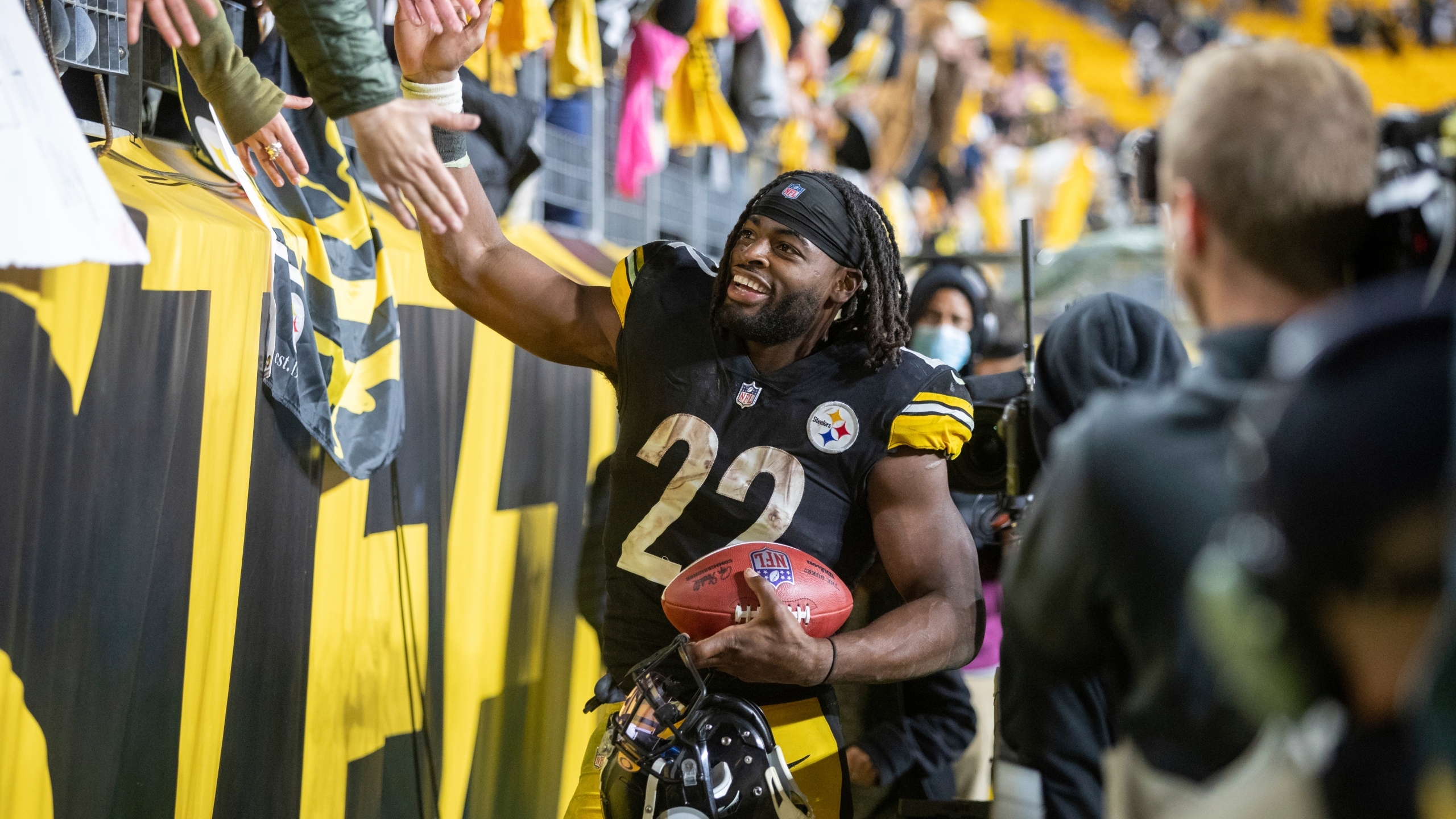 2560x1440 Steelers' Najee Harris sings Control's “Tao, Tao” in MNF postgame interview, Desktop