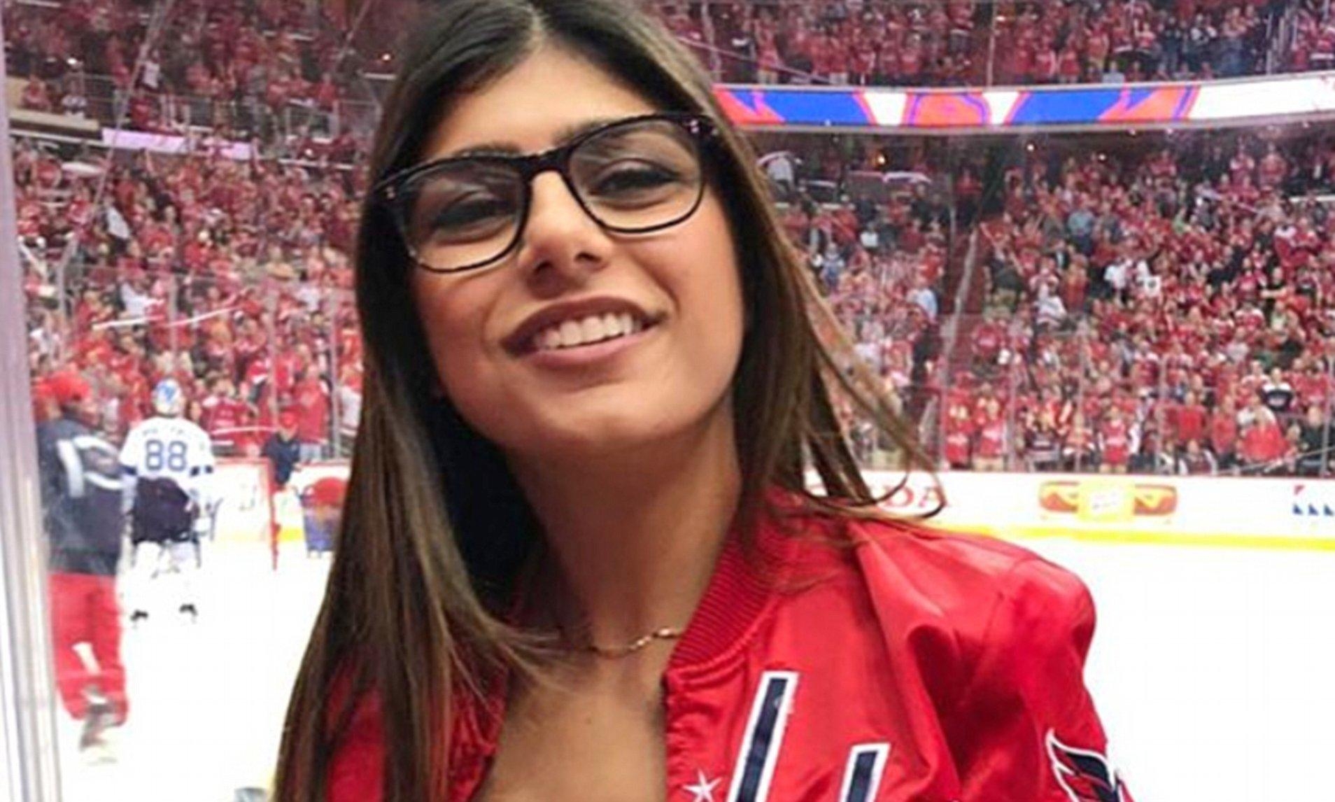 1910x1150 Mia Khalifa net worth: Former porn star's wealth revealed. Daily, Desktop