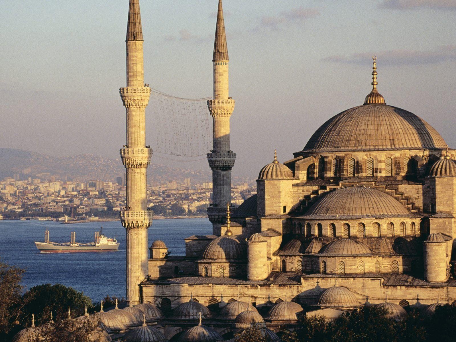 1600x1200 An old building in Istanbul wallpaper and image, Desktop