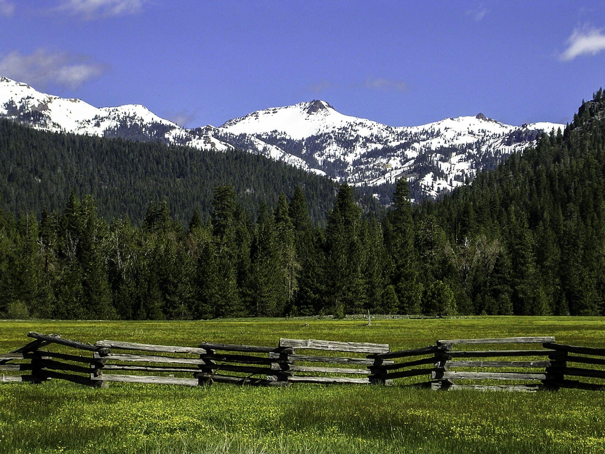 2050x1540 Free of Caldera of Lassen Volcanic National Park, Desktop