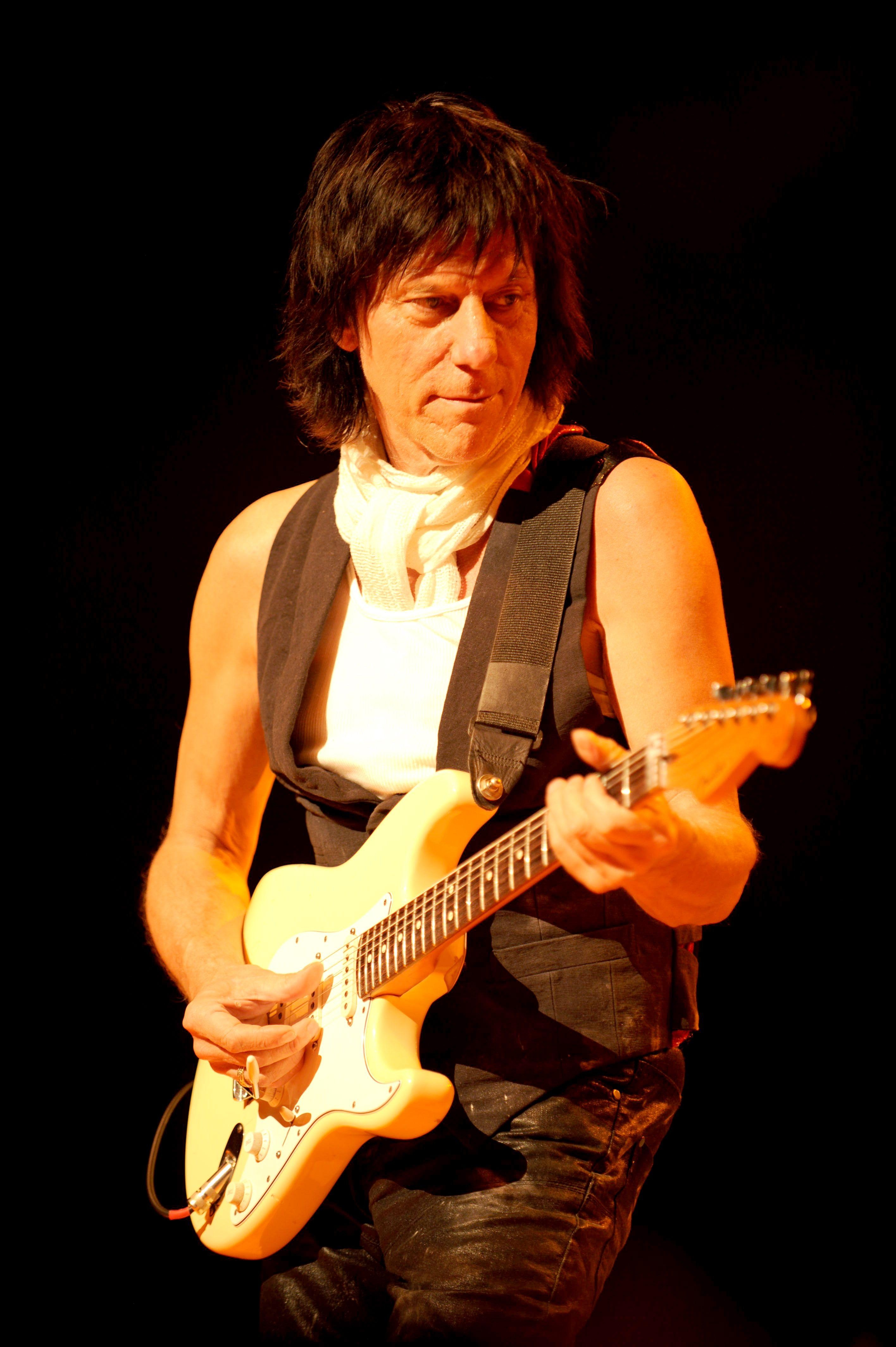 2840x4260 px Jeff Beck 3292.29 KB, Phone