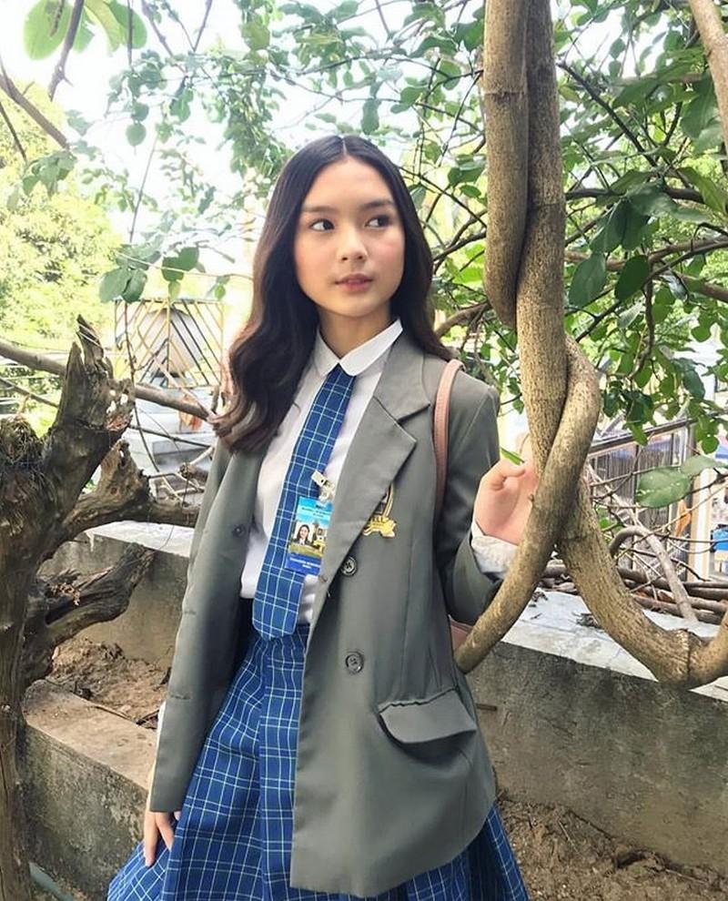 800x990 LOOK: What Francine Diaz aka Kadenang Ginto's Cassie do in between takes, Phone