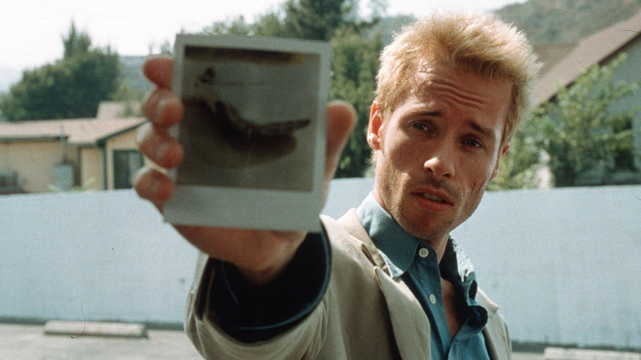 2050x1160 Movies memento guy pearce movie stills wallpaper, Desktop