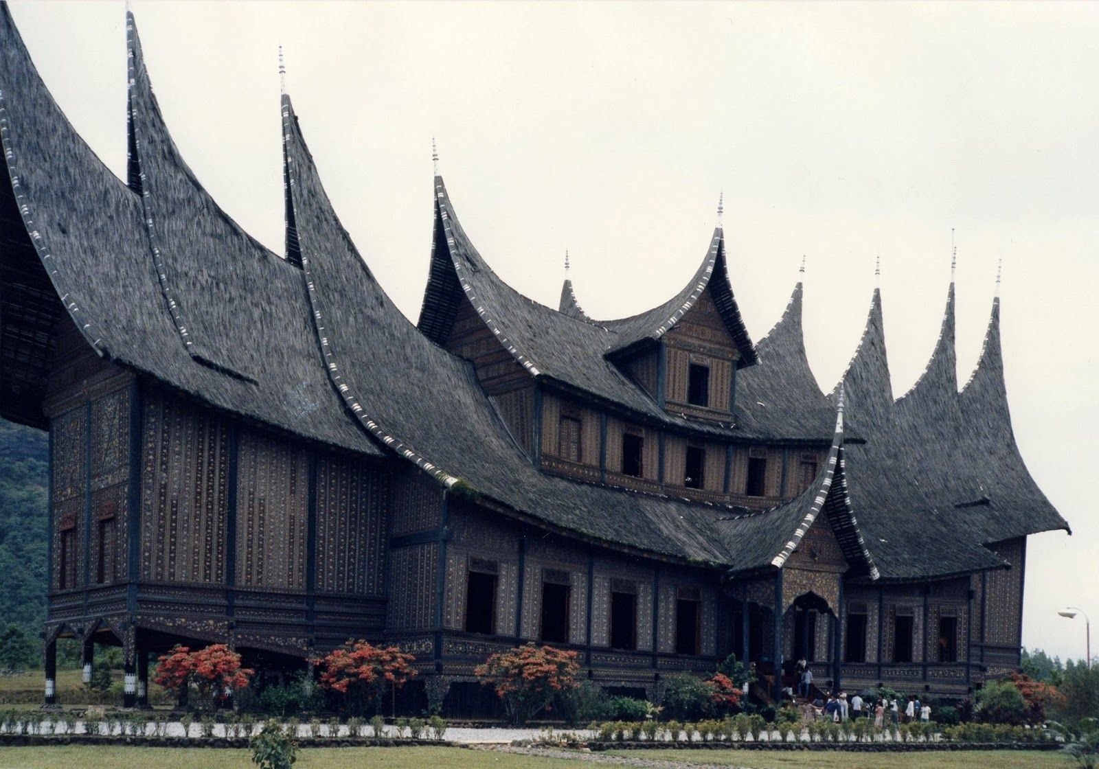 1600x1120 Pagaruyung Palace, West Sumatera. Rumah gadang are the traditional houses of the Minangkabau. With the Minangkabau so. Minangkabau, Arsitektur sejarah, Indonesia, Desktop