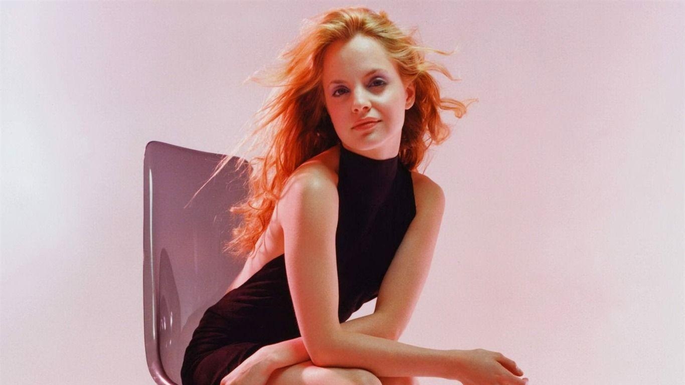 1370x770 Mena Suvari Wallpaper Download, Desktop