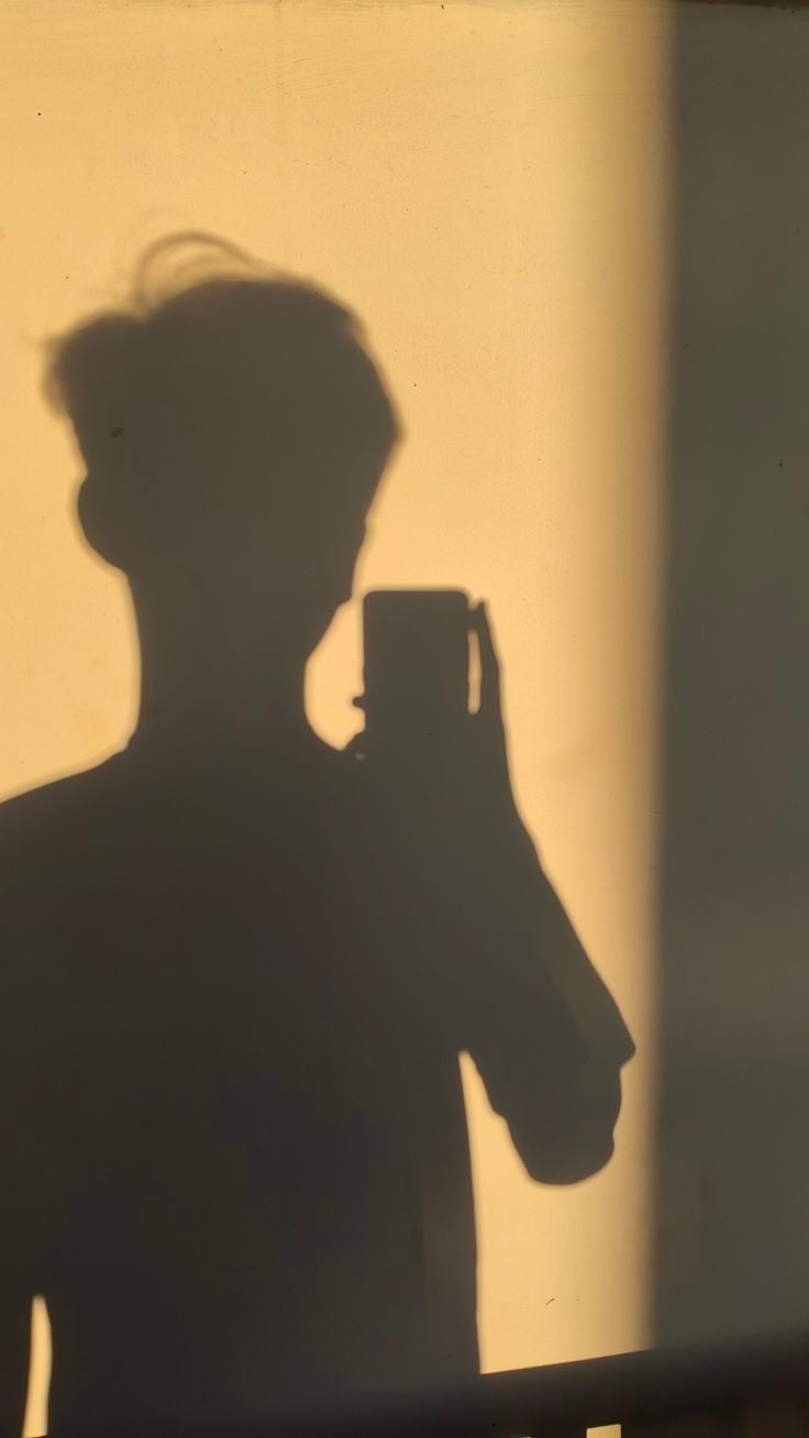 740x1310 Fotografi. Mirror selfie boy no face aesthetic, Boy blurred pic, Creative profile picture, Phone