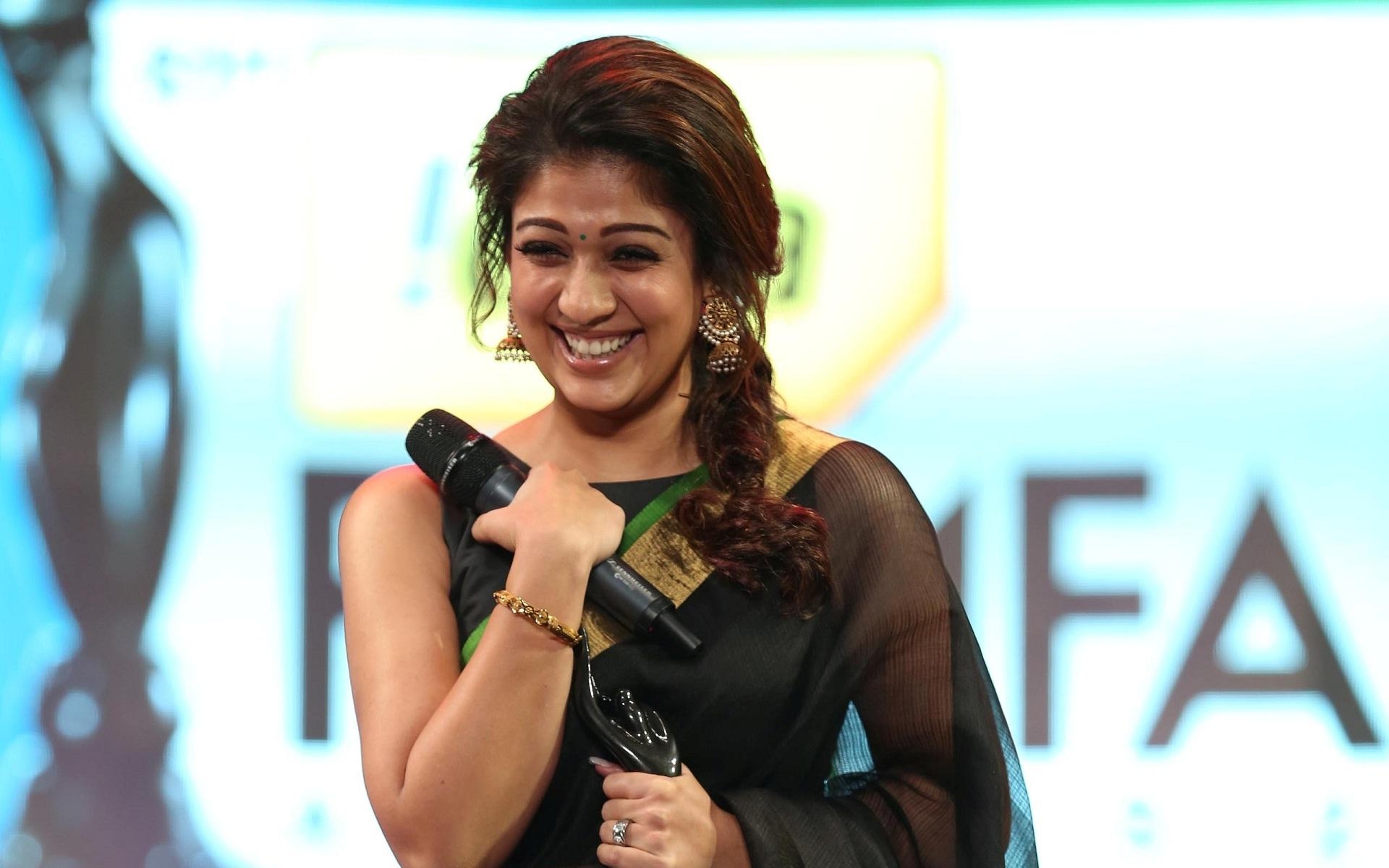 1920x1200 Nayanthara Awesome Stills In Black Saree Mobile Wallpaper, Desktop