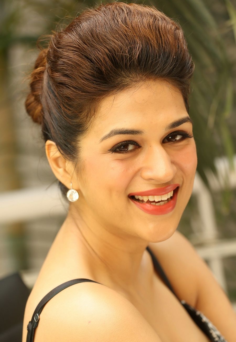 900x1300 Actress Shraddha Das Cute Smile Face CloseUp Stills. Latest, Phone