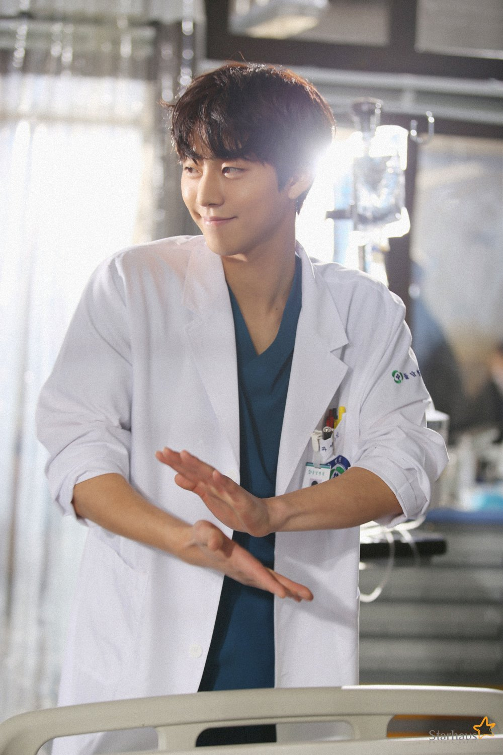 1000x1500 Ahn Hyo Seop is all smiles while on set of 'Dr. Romantic 2, Phone