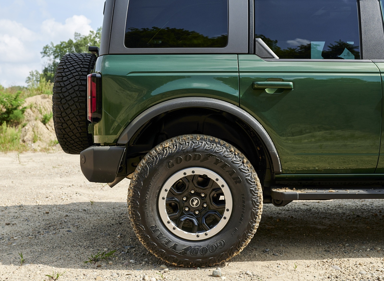 1600x1180 2022 Ford Bronco 4 Door (Color: Eruption Green) Wheel Wallpaper (19), Desktop