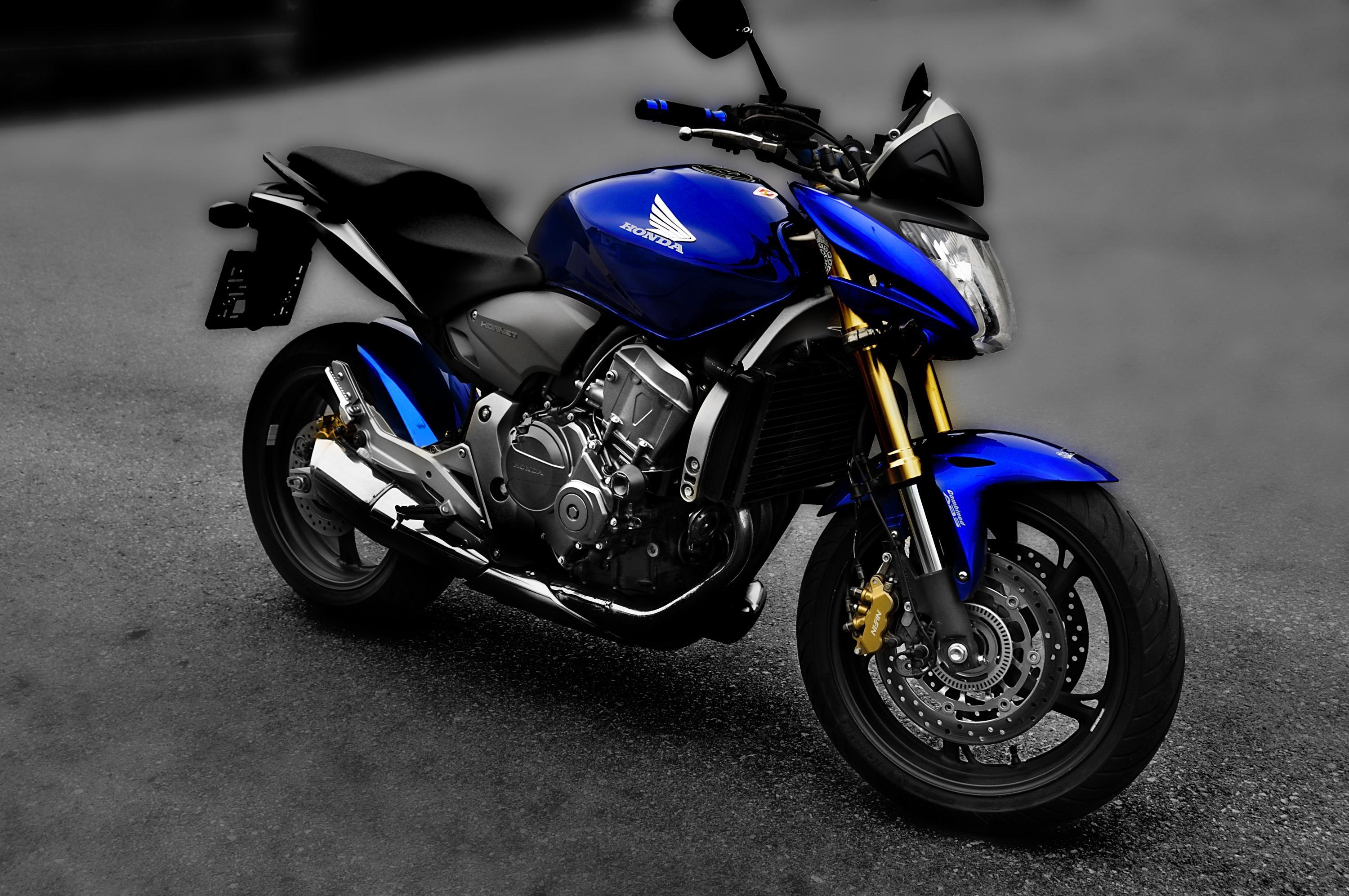 3000x2000 The Honda Hornet looking great on city roads, Desktop