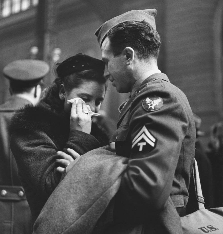 880x930 Historic Photo Of Love During Wartime, Phone