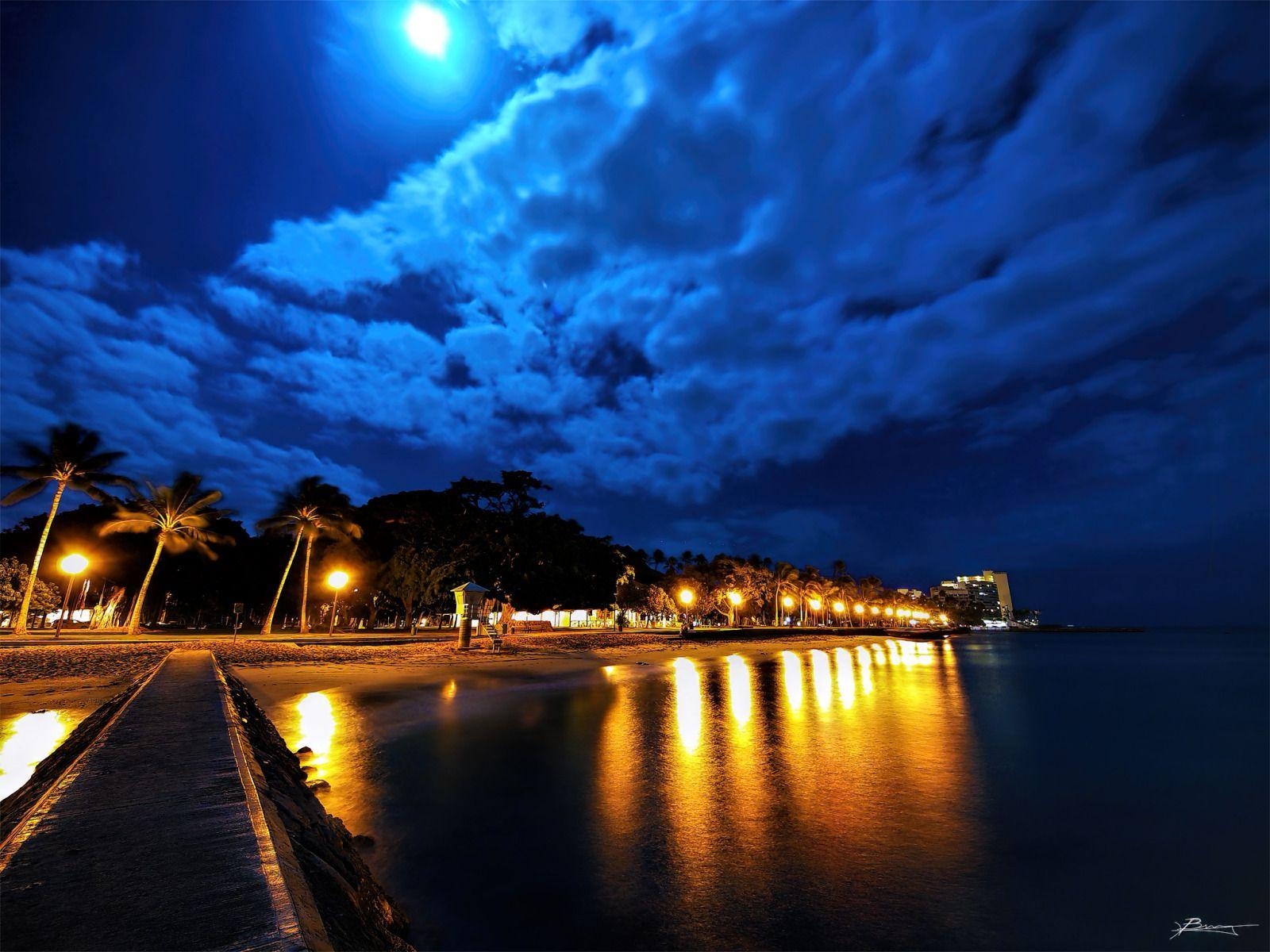 1600x1200 Evening Walk, Waikīkī Beach, Honolulu, on the South Shore, Desktop