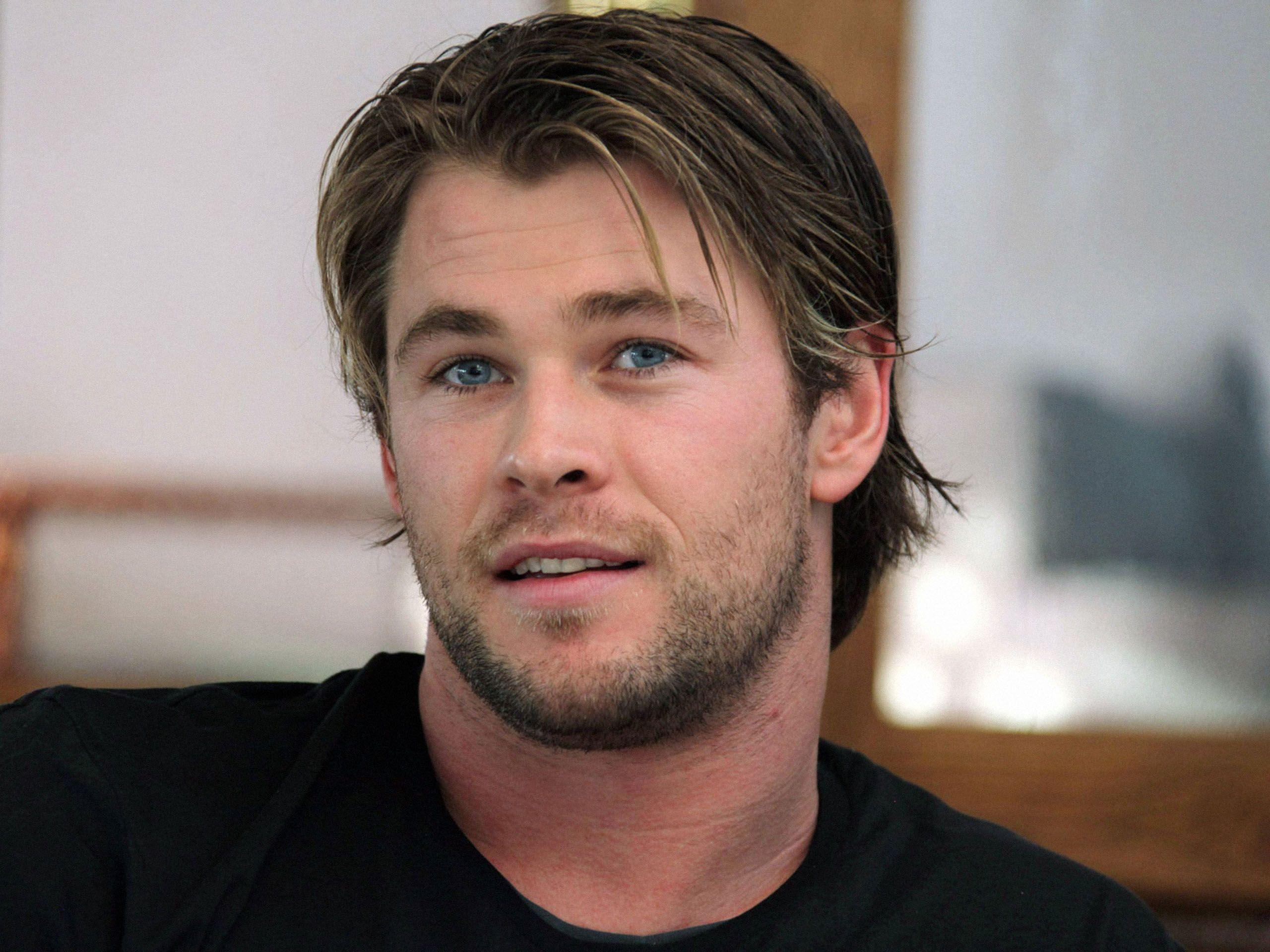 2560x1920 Chris Hemsworth HD Wallpaper Free Downloads, Desktop