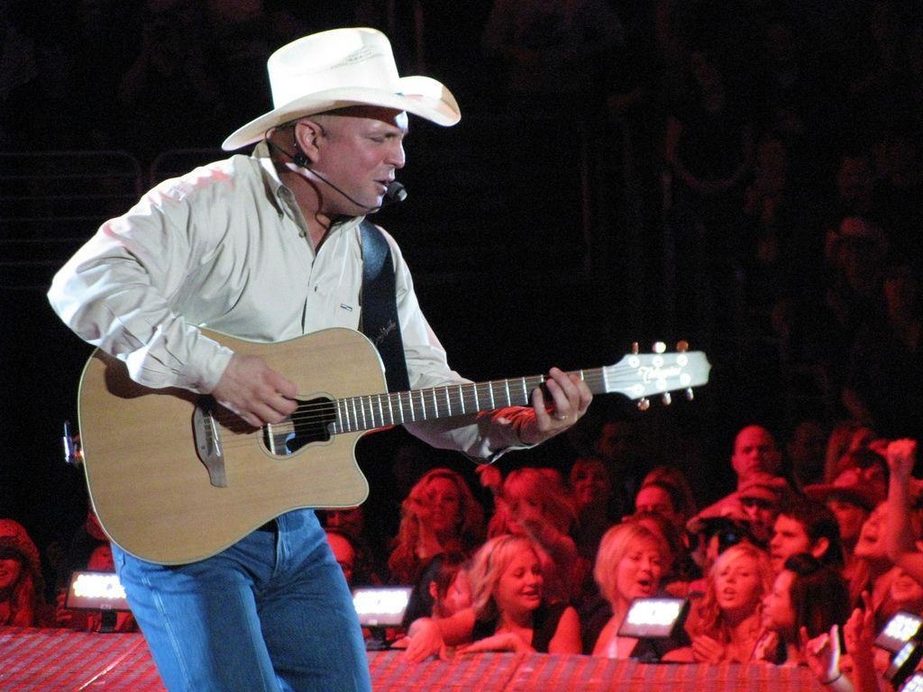 1030x770 Garth Brooks Time Away From Music Taught Him How to Be a Father, Desktop