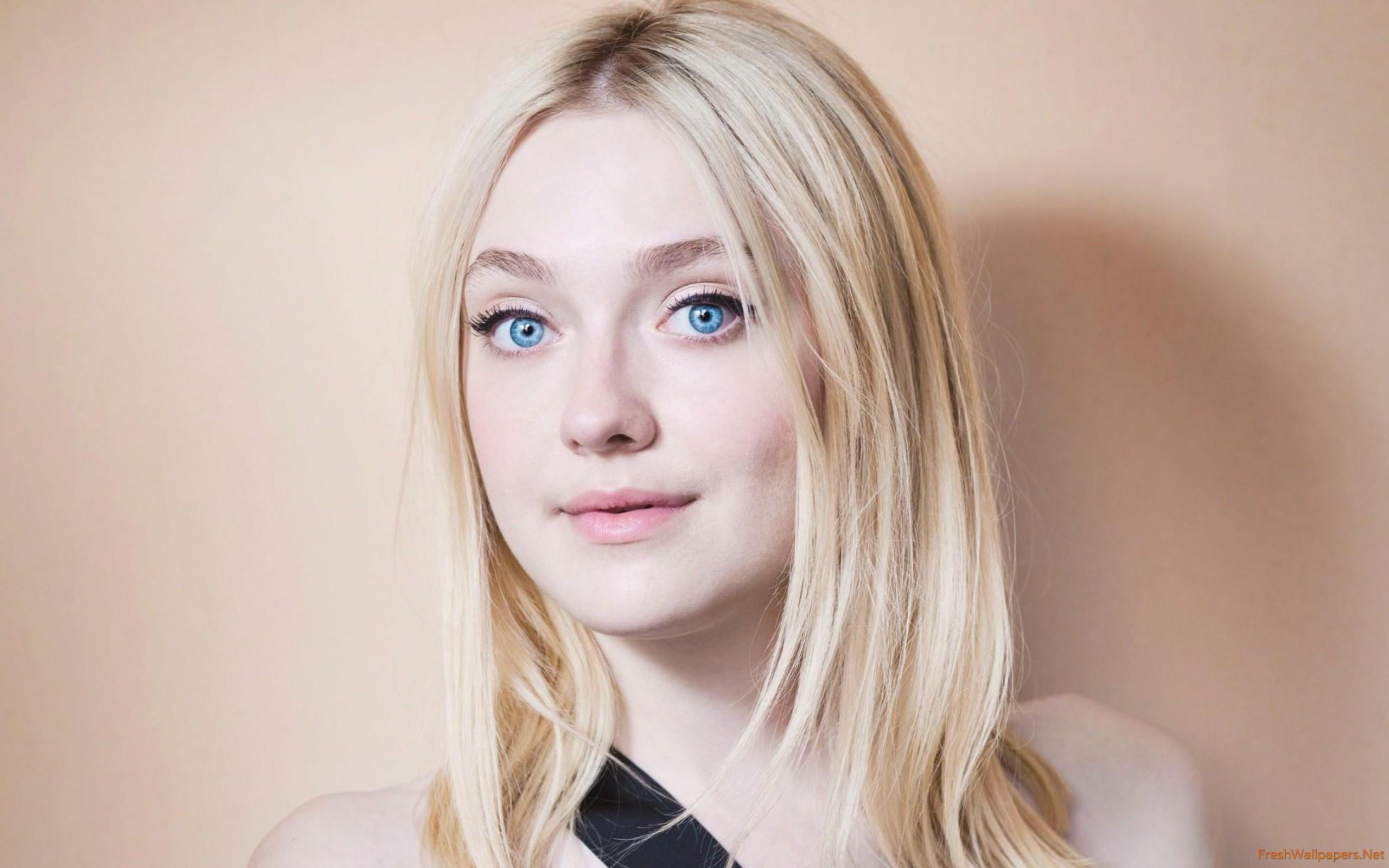 2560x1600 Dakota Fanning wallpaper, Desktop