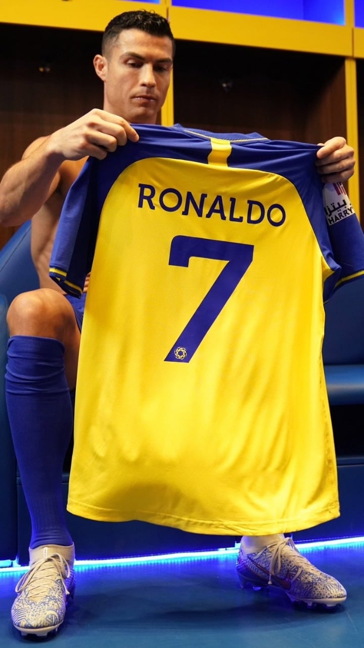 720x1280 Ronaldo Fever: Al Nassr's Insta Count, Phone