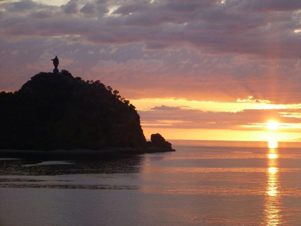 1030x770 Jesus at sunset, Dili, Timor Leste, Desktop