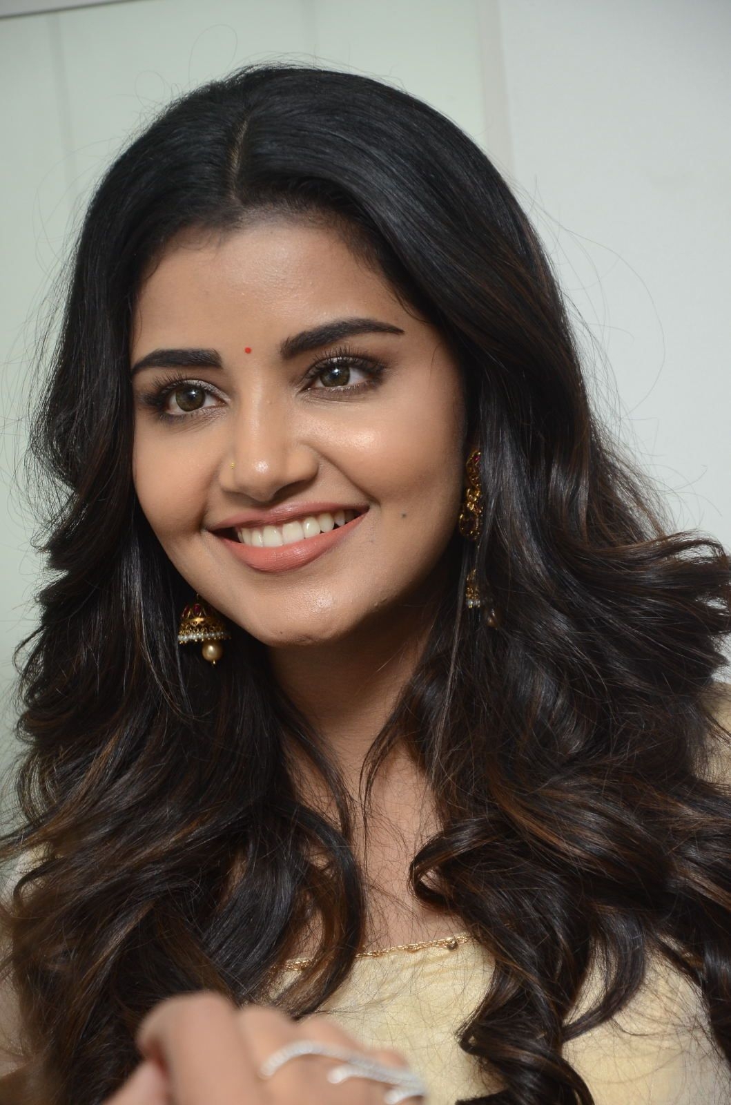 1060x1600 Anupama Parameswaran, Phone