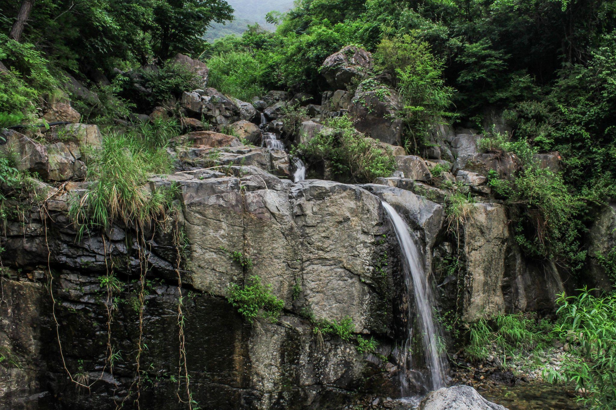 2050x1370 A small waterfall I found in the Korean countryside [OC][2048 x 1365, Desktop