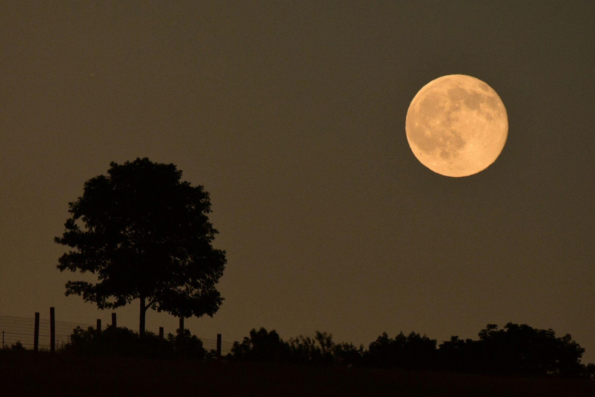 2000x1340 Moon Pics, Desktop