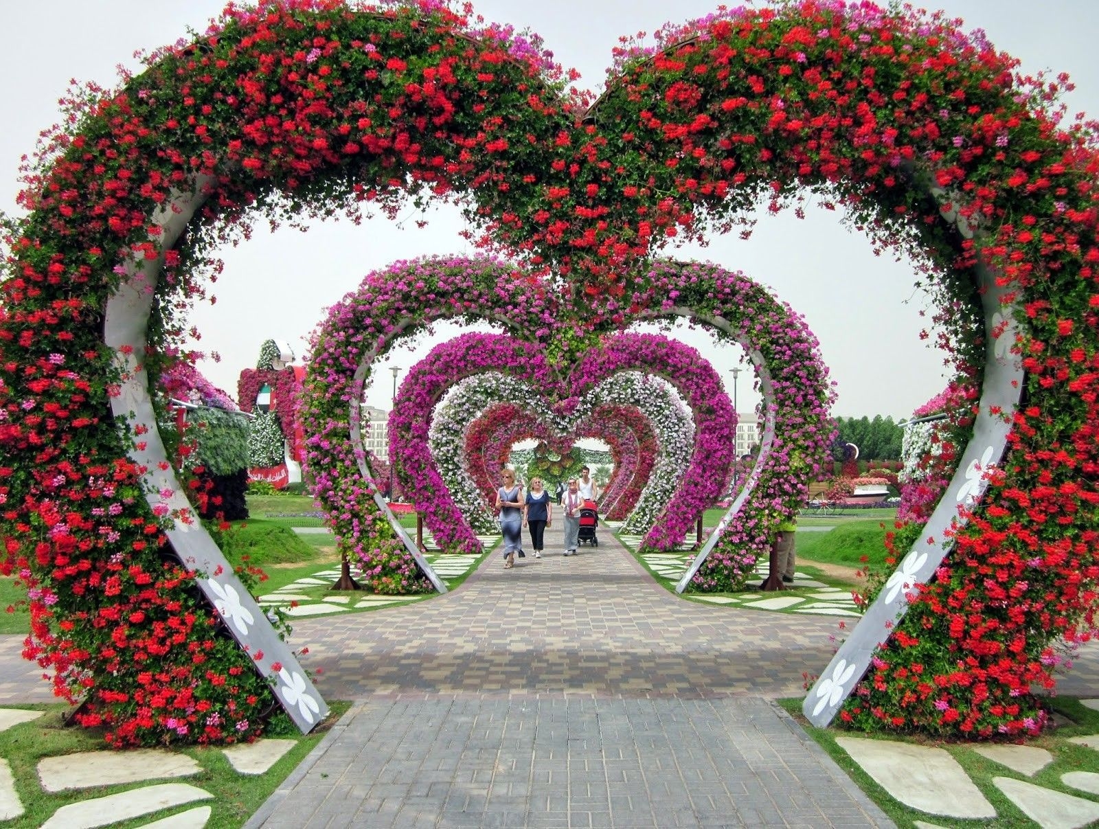 1600x1210 Red and pink flower tunnel in the form of hearts. Flowers, Desktop