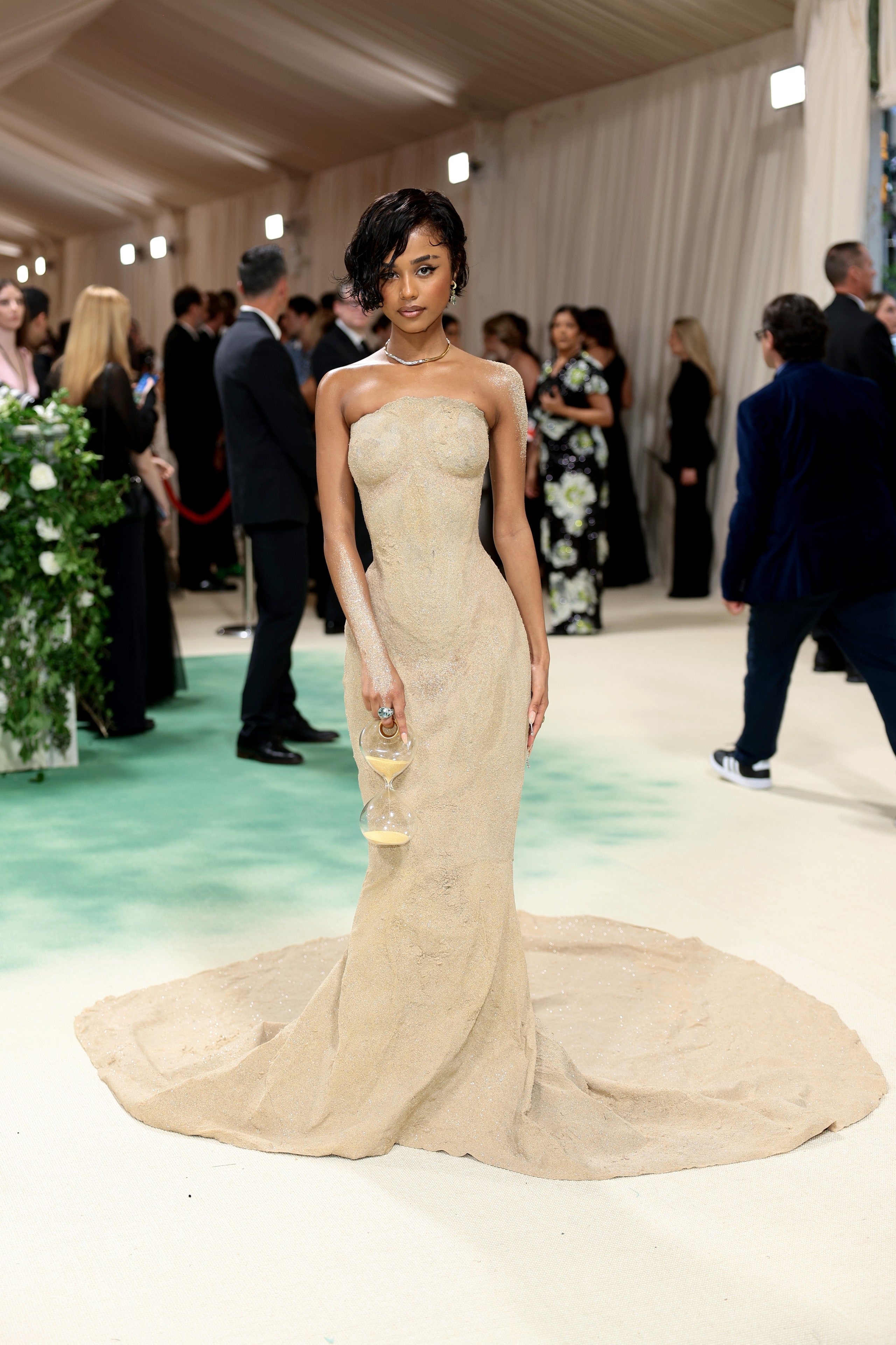 2560x3840 Sand Sculpture at the 2024 Met Gala, Phone