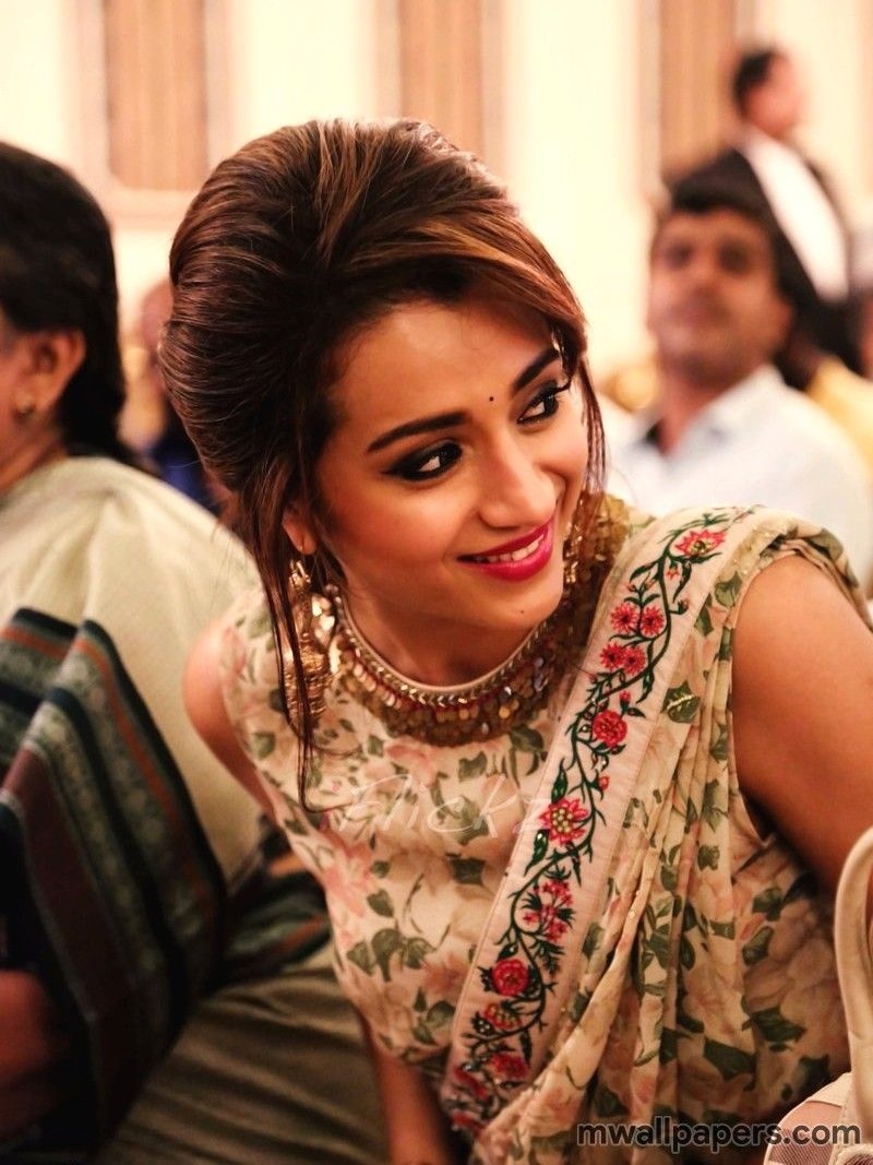 800x1070 Trisha Krishnan HD Image & Wallpaper - #trisha #trishakrishnan #actress #bollywood #kollywood #mollywood #sandalwoo. Saree hairstyles, Trisha saree, Saree, Phone