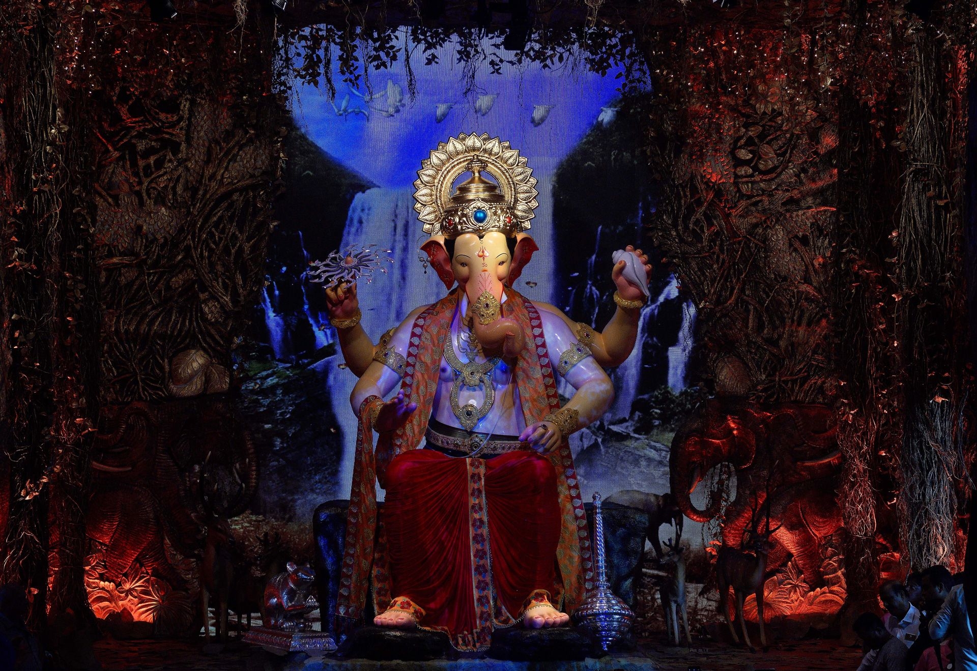 1920x1320 Lalbaugcha Raja 2018: Darshan timings, photo, queues and everything else you need to get blessed. Condé Nast Traveller India, Desktop